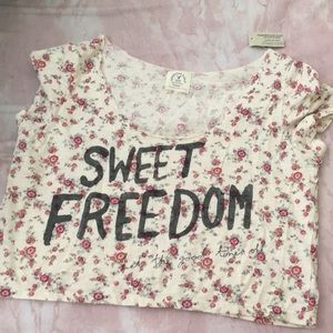 AMERICAN EAGLE- BRAND NEW FLORAL CROPPED TOP